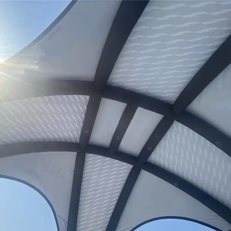 Innenansicht unter einem Spider-Zelt mit sichtbaren Luftkammerstreben und Dachfeldern